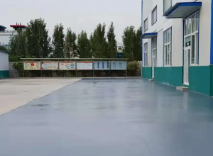 迪庆彩色路面喷涂翻新的材料对冬季